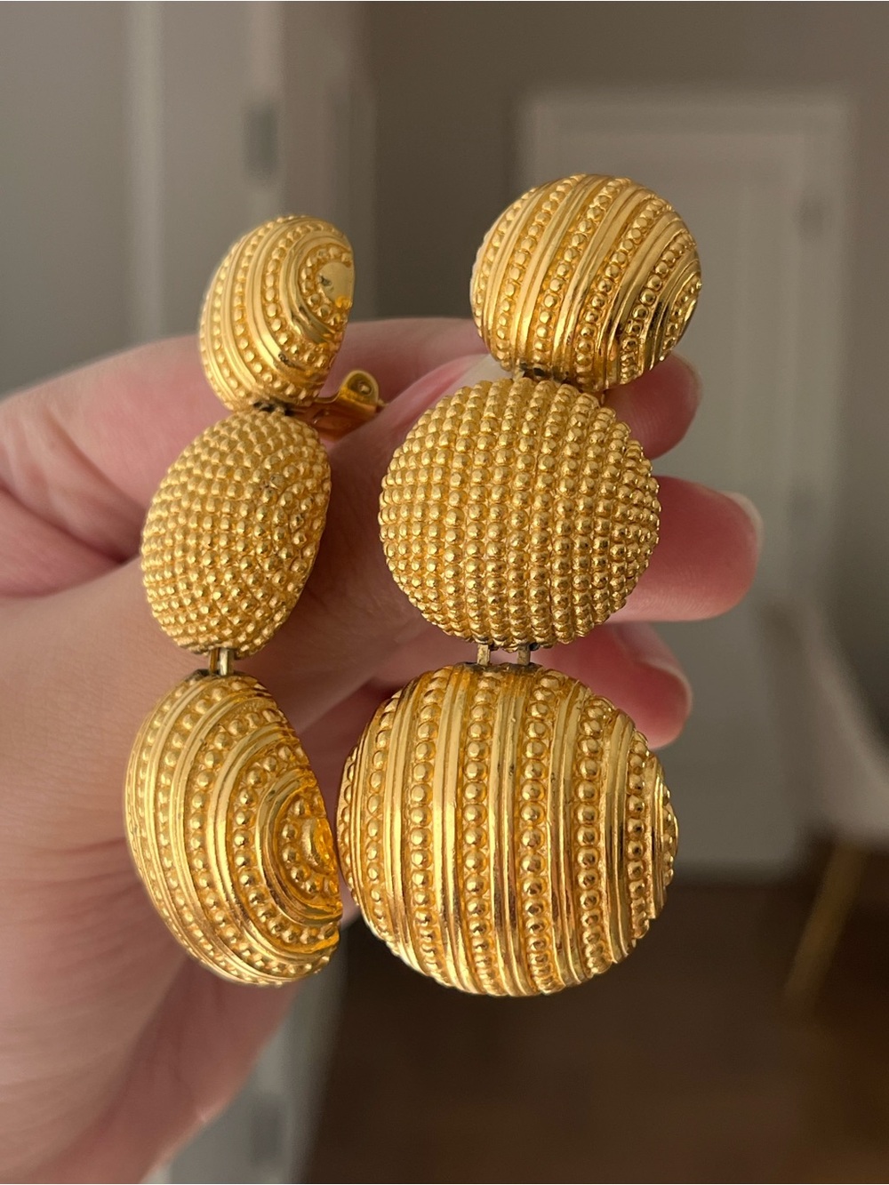 Authentic Vintage Dior Dotted Textured Ball Gradual Drop Gold Clip-On Earrings - Picture 3 of 8